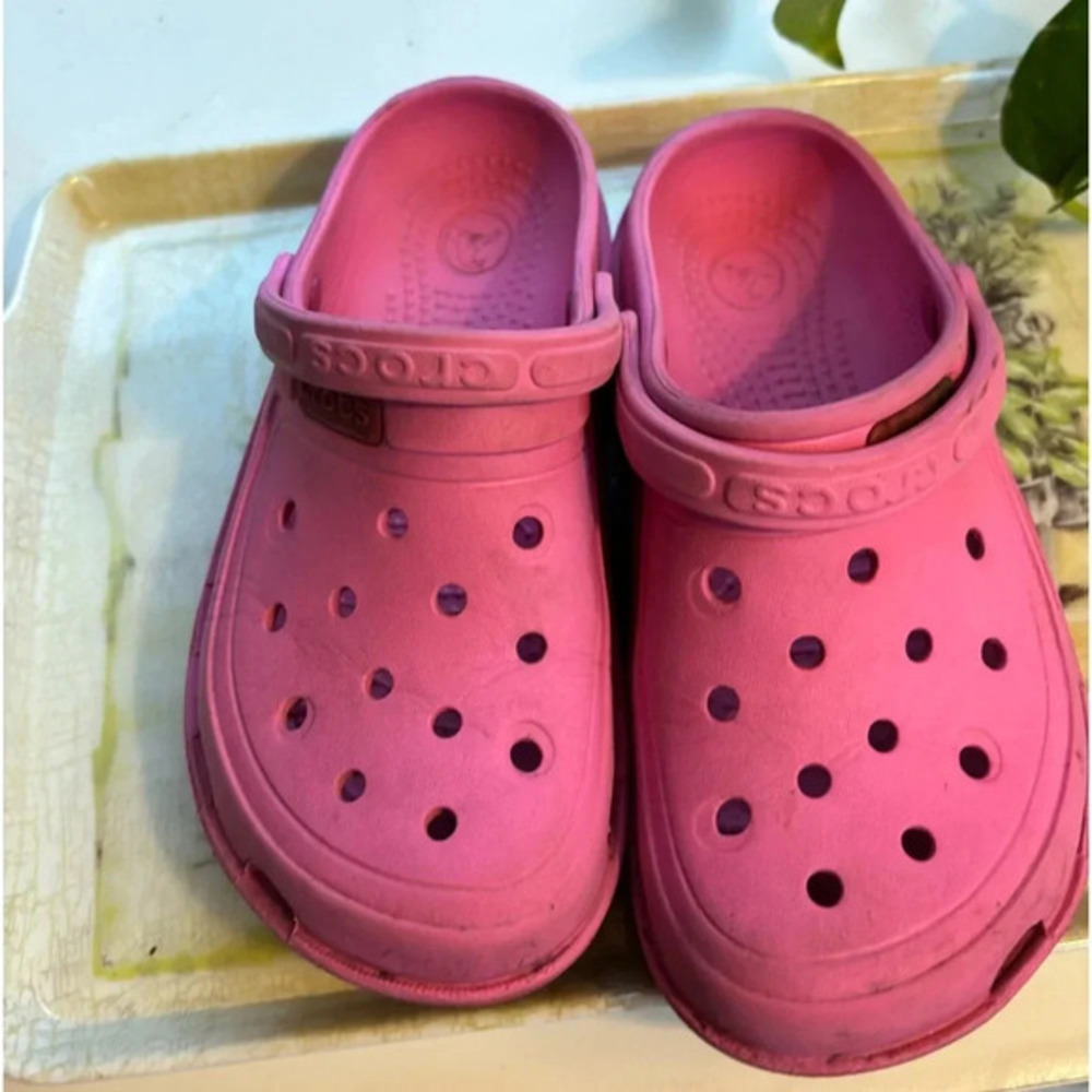Pink crocs J1